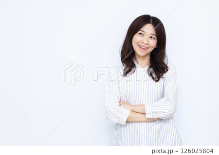 笑顔で考えている女性 126025804