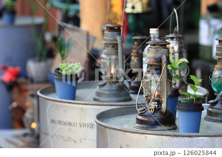 店先に灯されたランプ　レトロなランプ 126025844