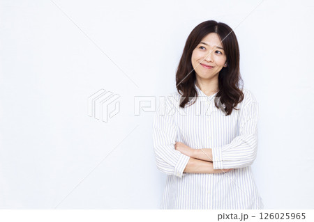 腕くみをして考えている女性 腕くみをして考えている女性 126025965