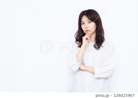 真剣に悩んでいる女性 真剣に悩んでいる女性 126025967