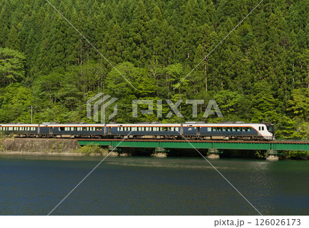 新緑の下原ダムを行く特急ひだ　高山本線　飛騨金山-焼石 126026173