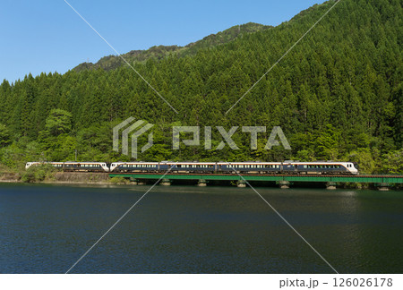 新緑の下原ダムを行く特急ひだ　高山本線　飛騨金山-焼石 126026178