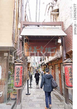 大阪市 法善寺横丁(西方向から 晩春) 126026277