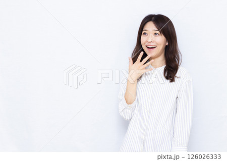 笑顔でおどろく女性 126026333