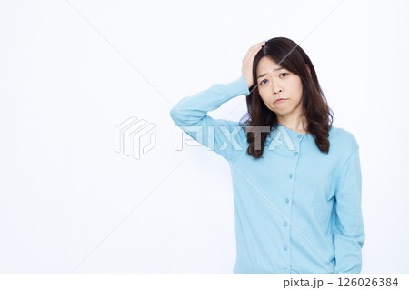 頭を抱えて悩む女性 126026384