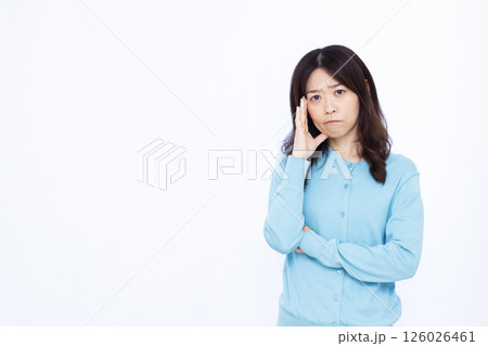 頭を抱えて悩む女性 126026461