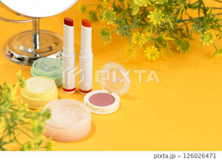 ポップなカラーのメイク道具 ポップなカラーのメイク道具 126026471