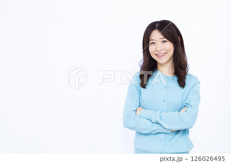 腕くみをして考えている女性 腕くみをして考えている女性 126026495