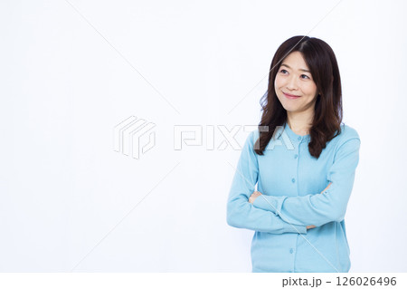 笑顔で考えている女性 笑顔で考えている女性 126026496
