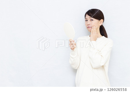 肌荒れに悩む女性 126026558