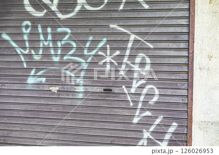 落書きされたシャッター 落書きされたシャッター 126026953