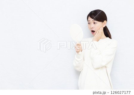 むし歯が痛む女性 むし歯が痛む女性 126027177