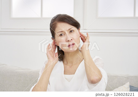 シニア女性　突発性難聴　リビング 126028221