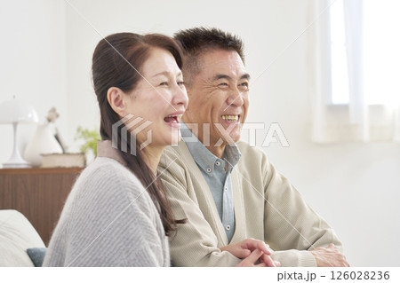 シニアの夫婦　ポートレート　リビング 126028236