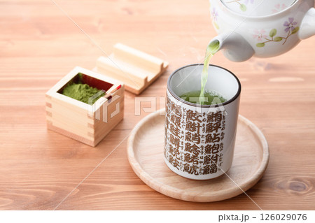 寿司湯呑で抹茶を楽しむ 126029076