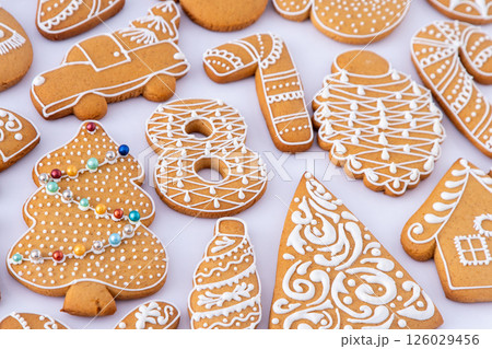 Gingerbread decorated with white sugar glaze. Food background. Christmas cookies. 126029456