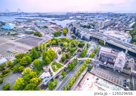 日本の横浜都市景観クイーン・エリザベスが大黒ふ頭に。（横浜港にはあと3隻の豪華客船が停泊中） 126029698