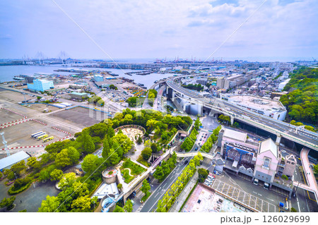 日本の横浜都市景観クイーン・エリザベスが大黒ふ頭に。（横浜港にはあと3隻の豪華客船が停泊中） 126029699