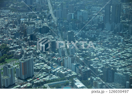 台北・基隆路方面の都市景観 126030497