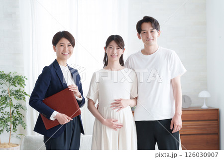 プランナーと妊婦中の夫婦 126030907