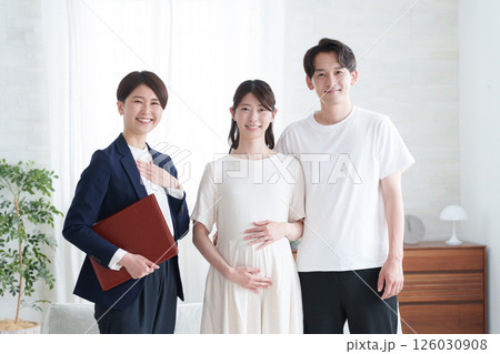 プランナーと妊婦中の夫婦 126030908