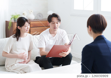 プランナーと妊婦中の夫婦 126030909