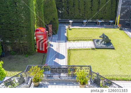 神戸　北野異人館　うろこの家の赤い電話ボックス 126031383