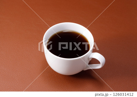 白いカップに入ったホットコーヒー 126031412