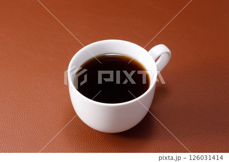 白いカップに入ったホットコーヒー 126031414