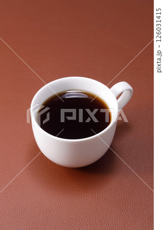 白いカップに入ったホットコーヒー 126031415