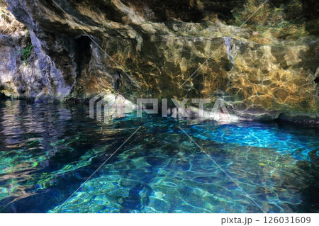 中米メキシコのカンクンにて、透明度抜群の秘境グランセノーテ 126031609