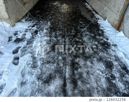 凍結した路面に残る足跡 126032256