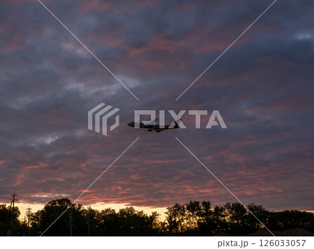夕空に飛ぶ飛行機 夕空に飛ぶ飛行機 126033057