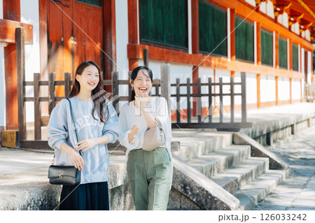 奈良を観光する女性二人 126033242