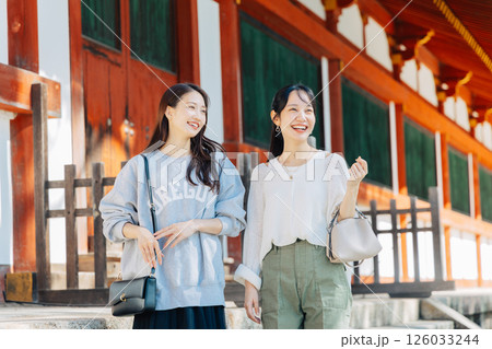 奈良を観光する女性二人 126033244