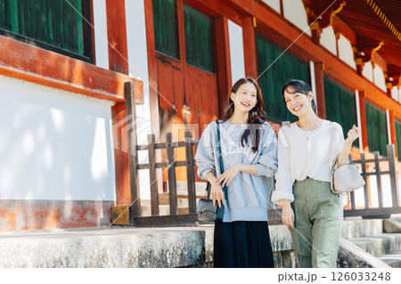 奈良を観光する女性二人 126033248