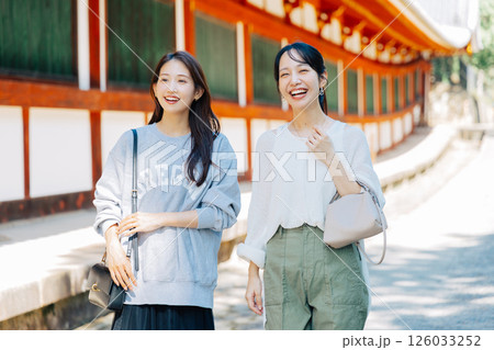 奈良を観光する女性二人 奈良を観光する女性二人 126033252