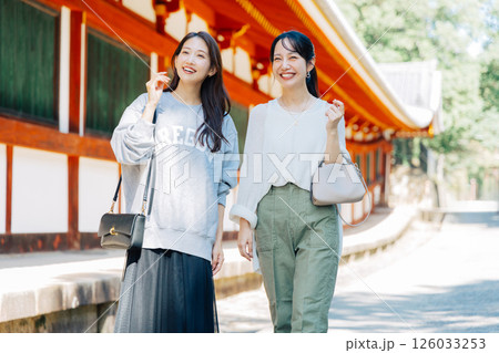 奈良を観光する女性二人 126033253