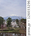 春の青森、弘前公園から望む岩木山 126033296