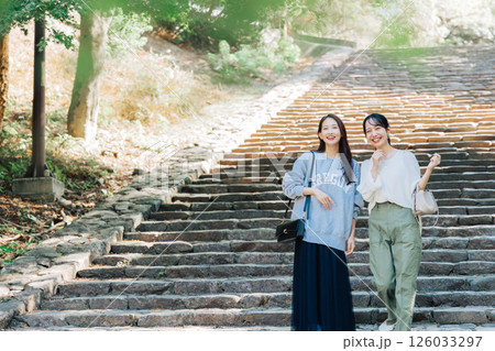 奈良を観光する女性二人組 126033297