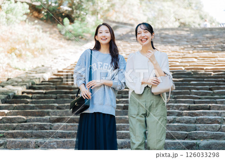 奈良を観光する女性二人組 126033298