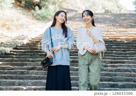 奈良を観光する女性二人組 126033300