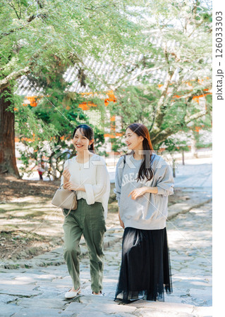奈良を観光する女性二人組 奈良を観光する女性二人組 126033303