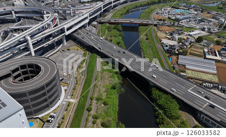 鶴見川を通る第三京浜(空撮)- 神奈川県横浜市,日本 鶴見川を通る第三京浜(空撮)- 神奈川県横浜市,日本 126033582