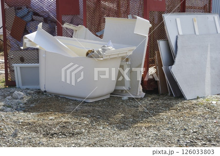 ユニットバスを交換して残った残骸 126033803