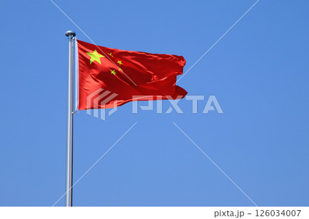 青空に勢いよく風になびく中国の国旗が掲揚されている 青空に勢いよく風になびく中国の国旗が掲揚されている 126034007