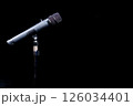 暗闇の中に立てられたスタンドマイク 126034401