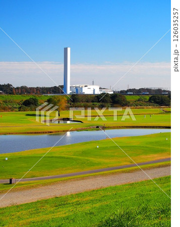 土手から見る秋の江戸川河川敷のゴルフ場風景 土手から見る秋の江戸川河川敷のゴルフ場風景 126035257