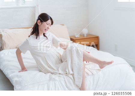 足が攣る妊婦（こむら返り） 126035506