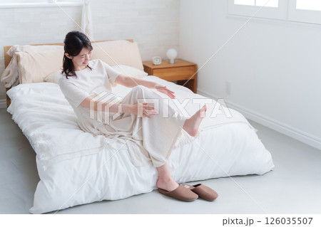 足が攣る妊婦(こむら返り) 足が攣る妊婦(こむら返り) 126035507